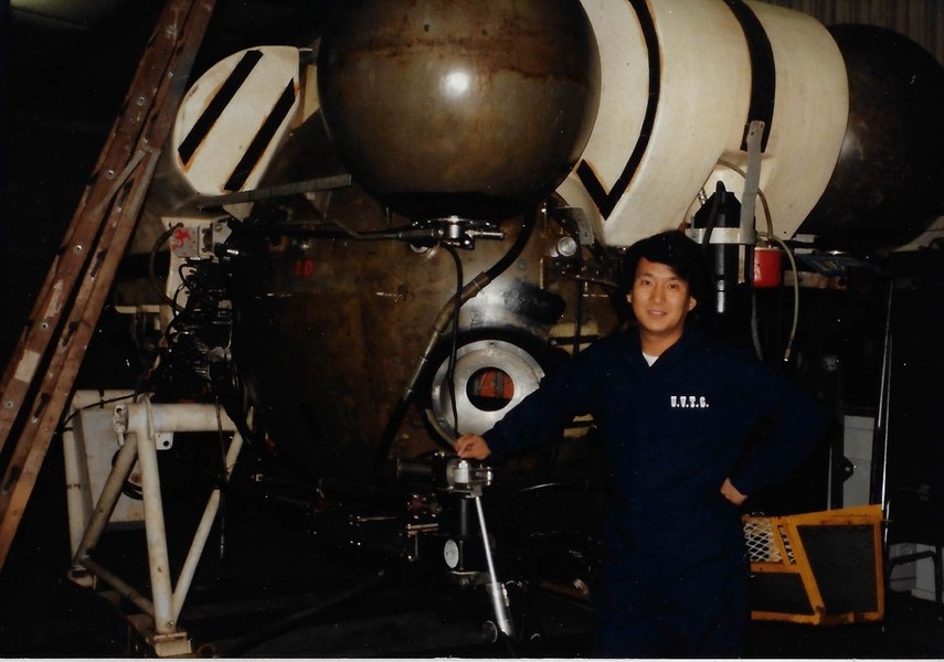 1987년 잠수정 Pilot 교육을 받을 당시로 4,000미터급 잠수정(Pilot 포함 3명의 승무원 공간과 2명의 포화잠수사를 위한 공간이 분리된 잠수정)을 분해수리하면서.